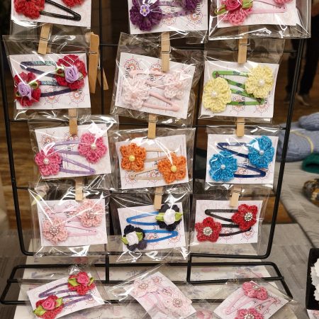 Lasnice ali špangice s kvačkano rožico