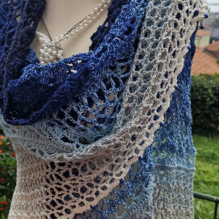 kvačkana večja ruta od temno modre do bele s perlicami