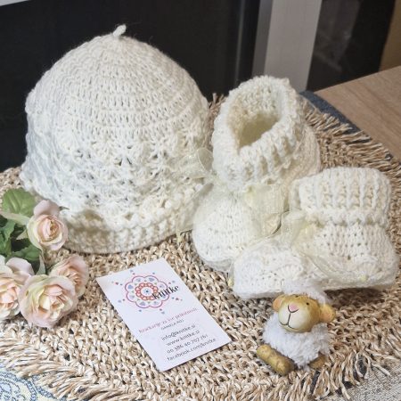 kvačkana kapica in copatki za dojenčico